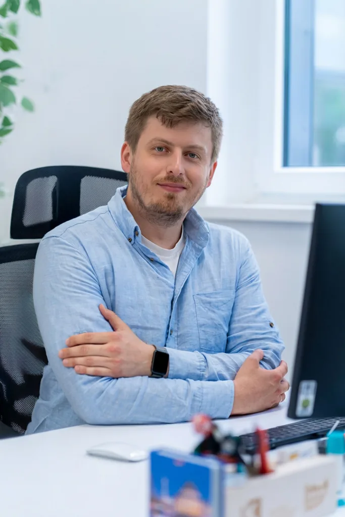 Geschäftsporträt eines Mannes im blauen Hemd im Büro